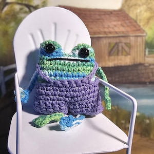 Hang-On Hopper: Your Crocheted Bag Buddy! | Handmade Crochet Frog Plushie Amigurumi