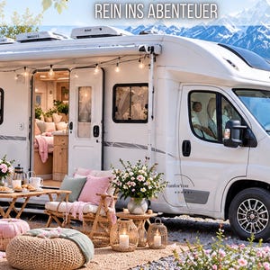 Könnte beinhalten: Ein weißes Wohnmobil mit dem Text Raus aus dem Alltag - REIN INS ABENTEUER im Freien. Das Äußere zeigt eine Lichterkette, einen Holztisch, einen geflochtenen Stuhl mit rosa und grünen Kissen, einen geflochtenen Sitzhocker und Laternen.