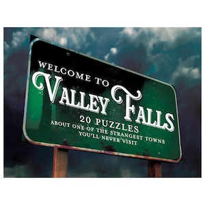 Może przedstawiać: Prostokątny zielony znak drogowy z białym napisem WELCOME TO VALLEY FALLS 20 PUZZLES ABOUT ONE OF THE STRANGEST TOWNS YOU'LL NEVER VISIT. Znak ma zwietrzały, zniszczony wygląd z widoczną rdzą wzdłuż krawędzi.
