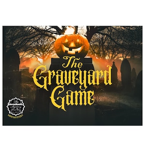 Könnte beinhalten: Ein Halloween-Bild mit einem geschnitzten Kürbis auf einem Grabstein und dem Text "The Graveyard Game" in gotischer Schrift. Der Hintergrund zeigt eine gruselige Friedhofsszene mit kahlen Bäumen und einem Sonnenuntergang.