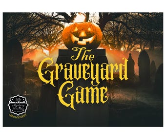 Może przedstawiać: Obraz o tematyce Halloween z wyrzeźbioną dynią na nagrobku, z napisem "The Graveyard Game" gotycką czcionką. Tło przedstawia upiorną scenę cmentarza z nagimi drzewami i zachodem słońca.