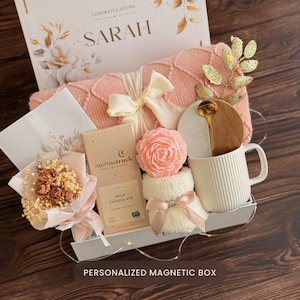 Cozy Gift Box for Her: Blanket, Mug, Flowers & More Bild 1