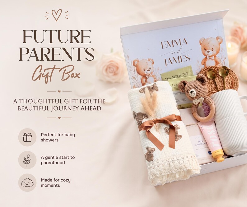 Pu&ograve; includere: Un cofanetto regalo per futuri genitori, con una scatola bianca con i nomi "Emma e James" e illustrazioni di orsetti. All'interno, una coperta per bambini, un sonaglio, una tazza e altri oggetti sono visibili. Il testo recita "Cofanetto regalo per futuri genitori."