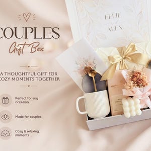 Peut inclure: Coffret cadeau pour couples avec une tasse blanche, une cuill&egrave;re dor&eacute;e, une barre de chocolat et un petit bouquet. La bo&icirc;te comprend une carte et une bougie. La bo&icirc;te est blanche avec l'inscription "Couples Gift Box".