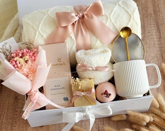 Hygge Gift Box: Knit Blanket, Mug, Dried Flowers, Personalized Box