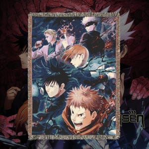 Può includere: Una coperta tessuta con un'illustrazione colorata in stile anime raffigurante diversi personaggi. L'opera d'arte include figure in varie pose, con uno sfondo blu scuro e nero. La coperta ha un bordo sfrangiato e un aspetto strutturato.