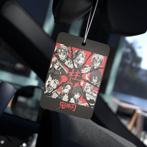 Ambientador de coche de anime con aroma a hielo negro, decoración de coche de anime, etiqueta para espejo retrovisor Otaku, accesorio kawaii para coche, regalo perfecto para amantes del anime. imagen 1