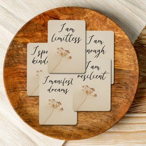Inspirerende quotekaarten – 30 affirmaties voor dagelijkse routine voor vrouwen – pdf-beige kaartspel voor zelfaanmoediging en persoonlijke groei