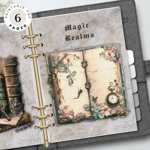 Könnte beinhalten: Ein druckbarer 6-seitiger Planer mit Vintage-Ästhetik. Das Cover zeigt einen grauen Hintergrund mit dem Text "Magic Realms" in dunkelbrauner Schrift. Der Planer hat einen goldenen Ringbinder und eine dekorative Lasche mit einem Vintage-Buch, Blumen und einer Taschenuhr.