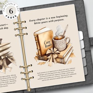 Puede incluir: Una página de planificador con ilustraciones de libros, una taza de café y las palabras "Cozy Reads". La página incluye texto sobre la escritura y los nuevos comienzos. También se ve un bolígrafo y las palabras "6 páginas".