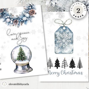 Könnte beinhalten: Zweiseitiges, druckbares PDF mit Aquarell-Weihnachtsdesigns. Eine Seite zeigt eine Schneekugel mit einem Weihnachtsbaum und den Worten "Love, peace, and joy". Die andere Seite hat ein Schneeflocken-Etikett und "Merry Christmas" mit Baumillustrationen.