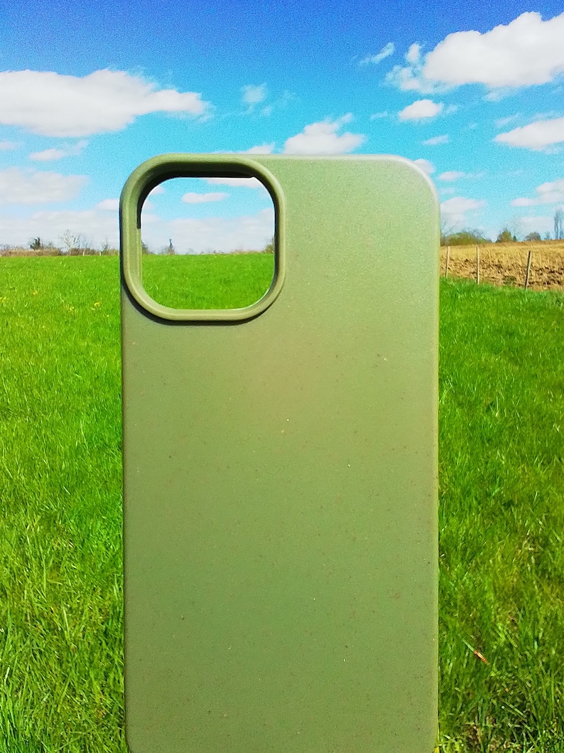 Op de afbeelding: Een groene telefoonhoes met een uitsparing voor de camera. De hoes is gemaakt van een getextureerd materiaal en heeft een matte afwerking.