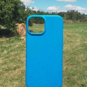Op de afbeelding: Een felblauwe telefoonhoes met een uitsparing voor de camera. De hoes is gemaakt van een getextureerd materiaal en heeft een licht verweerde uitstraling.