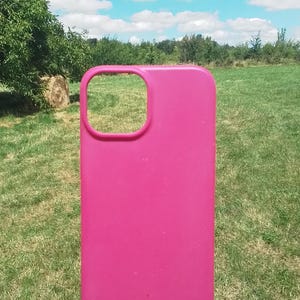 Op de afbeelding: Een felroze telefoonhoesje met een uitsparing voor de camera.