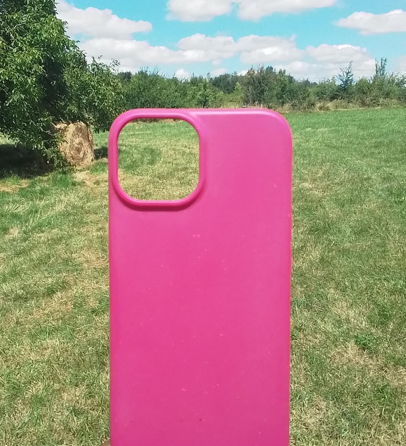 Op de afbeelding: Een felroze telefoonhoesje met een uitsparing voor de camera.