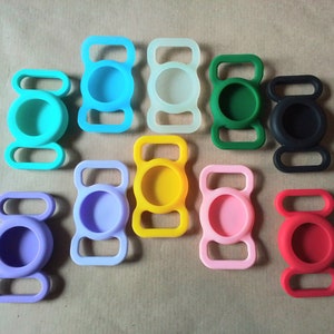 Puede incluir: Surtido de diez anillos de silicona de colores con una pequeña hendidura redonda en el centro de cada anillo. Los anillos son de varios colores, incluyendo azul, verde, amarillo, rosa y rojo.