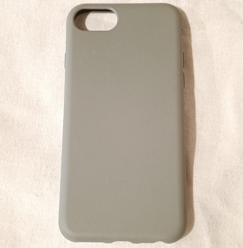 Peut inclure: Une coque de t&eacute;l&eacute;phone gris clair avec des d&eacute;coupes pour l'appareil photo et d'autres fonctions du t&eacute;l&eacute;phone. L'&eacute;tui est fait d'un mat&eacute;riau lisse et a un design simple et minimaliste. L'&eacute;tui est con&ccedil;u pour prot&eacute;ger le t&eacute;l&eacute;phone des rayures et des dommages.