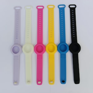 Peut inclure: Six bracelets de montre en silicone de différentes couleurs : lavande, crème, rose vif, jaune, bleu et noir. Chaque bracelet comprend un support de cadran de montre circulaire et une sangle avec plusieurs trous de réglage.