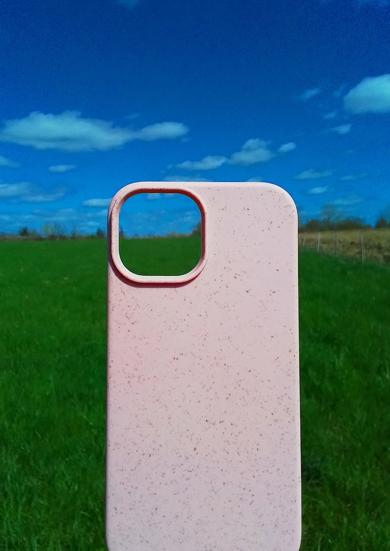 Op de afbeelding: Een roze telefoonhoesje met een gespikkelde textuur. Het hoesje heeft een uitsparing voor de camera.