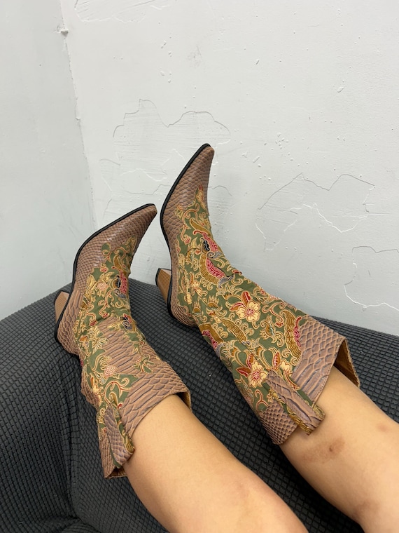 Floral Embroidered Cowboy Boots, Boho Tapestry Western Boots, Green Pointed Toe Cowgirl Boots, Festival Statement Boots