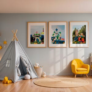 Puede incluir: Una tienda de campa&ntilde;a tipi gris con una ventana y una estrella amarilla colgando encima. Hay tres cuadros enmarcados en la pared detr&aacute;s del tipi, cada uno representando una escena colorida con un personaje de juguete. Un sill&oacute;n amarillo se encuentra frente al tipi, y una mesa peque&ntilde;a con un animal de peluche y juguetes est&aacute; en la esquina.