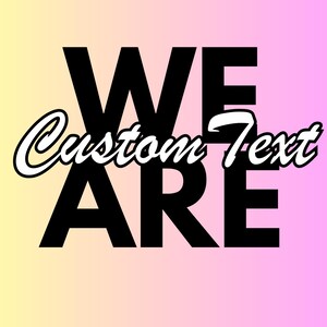 以下が含まれることがあります： 黒と白のグラフィックデザインで、「WE ARE」というテキストが太字の大文字で書かれています。「Custom Text」というテキストは、太字のテキストの下に白い筆記体で書かれています。