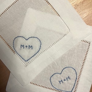 Con amor: Servilletas de cóctel de lino bordadas a mano