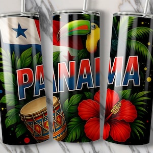 Puede incluir: Tres vasos térmicos negros con diseños vibrantes. Uno presenta la bandera panameña, otro un tucán y el tercero una flor de hibisco roja. Todos tienen la palabra "PANAMA" en rojo y azul, rodeada de follaje tropical.