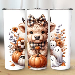 Op de afbeelding: Witte beker met een cartoon Highland koe met een geruite strik en pompoen. Het ontwerp bevat pompoenen, bloemen en geesten, perfect voor de herfst. De beker is ontworpen voor koude dranken.