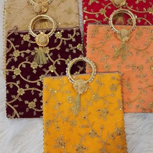 Puede incluir: Cinco bolsitas de terciopelo bordadas con ribetes dorados y asas de cuentas. Las bolsitas son de varios colores, incluyendo beige, rojo, granate, naranja y amarillo.