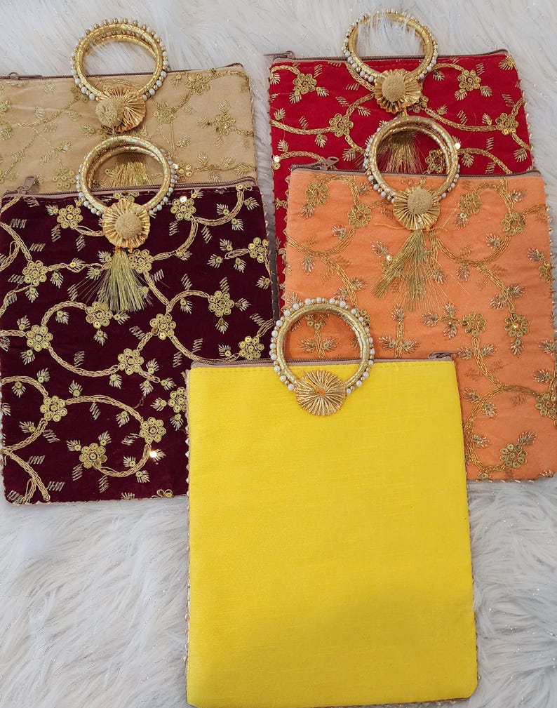 Puede incluir: Cinco peque&ntilde;os clutches bordados con asas de cuentas. Los clutches son de varios colores, incluyendo beige, rojo, granate, naranja y amarillo.