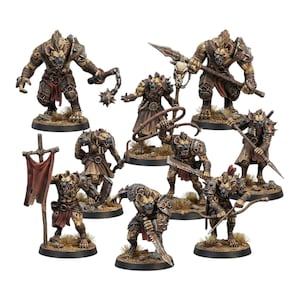 Könnte beinhalten: Eine Sammlung von Miniatur-Fantasy-Figuren, die anthropomorphe Hyänenkrieger darstellen. Die Figuren sind in verschiedenen Posen dargestellt und mit Waffen wie Flegeln, Speeren und Schwertern bewaffnet. Sie tragen detaillierte Rüstungen und sind in Erdtönen bemalt.