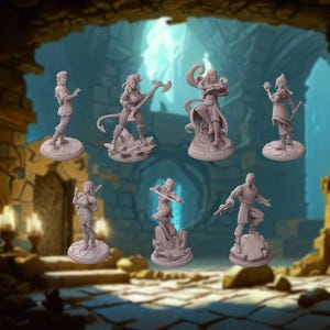 Könnte beinhalten: Eine Sammlung von sieben grauen Miniaturfiguren, die Fantasy-Charaktere in verschiedenen Posen darstellen. Jede Figur steht auf einem kleinen, kreisförmigen Sockel. Der Hintergrund deutet auf eine Dungeon-Umgebung hin.