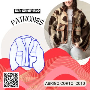Op de afbeelding: Een korte jas met een bruin en crèmekleurig patroon, met twee voorzakken en oranje stiksels. De jas wordt getoond met een schematische tekening en de tekst "ISA CAMPILLO PATRONES". De tekst "ABRIGO CORTO IC010" is ook zichtbaar.