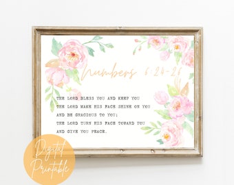Può includere: Un design di arte da parete stampabile con un arrangiamento floreale ad acquerello con fiori rosa e foglie verdi. Il design include il testo "Numeri 6:24-26" e il versetto biblico: "Il Signore ti benedica e ti custodisca. Il Signore faccia brillare il suo volto su di te e ti sia propizio. Il Signore volga il suo volto verso di te e ti conceda pace."