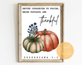 Può includere: Una stampa d'arte stampabile con un'illustrazione ad acquerello di due zucche e fiori blu. Il testo recita "Dedicatevi alla preghiera, vegliando e rendendo grazie. Colossesi 4:2".