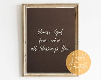 Può includere: Una stampa incorniciata con le parole "Praise God, from whom all blessings flow" in scrittura bianca su sfondo marrone scuro. Un cerchio dorato con le parole "Digital Printable" si trova nell'angolo in basso a destra.