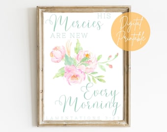 Può includere: Un design di arte da parete stampabile con un'illustrazione floreale ad acquerello di peonie rosa e foglie verdi. Il testo recita "Le sue misericordie sono nuove ogni mattina" con il riferimento biblico "Lamentazioni 3:23".