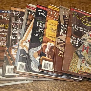 Peut inclure: Ensemble de trois tasses en céramique avec une finition mate et mouchetée. Les tasses sont de couleur crème, gris clair et gris foncé. Chaque tasse a un design simple et minimaliste.