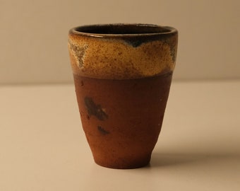 Pot miniature en terre cuite avec glaçure blanc cassé