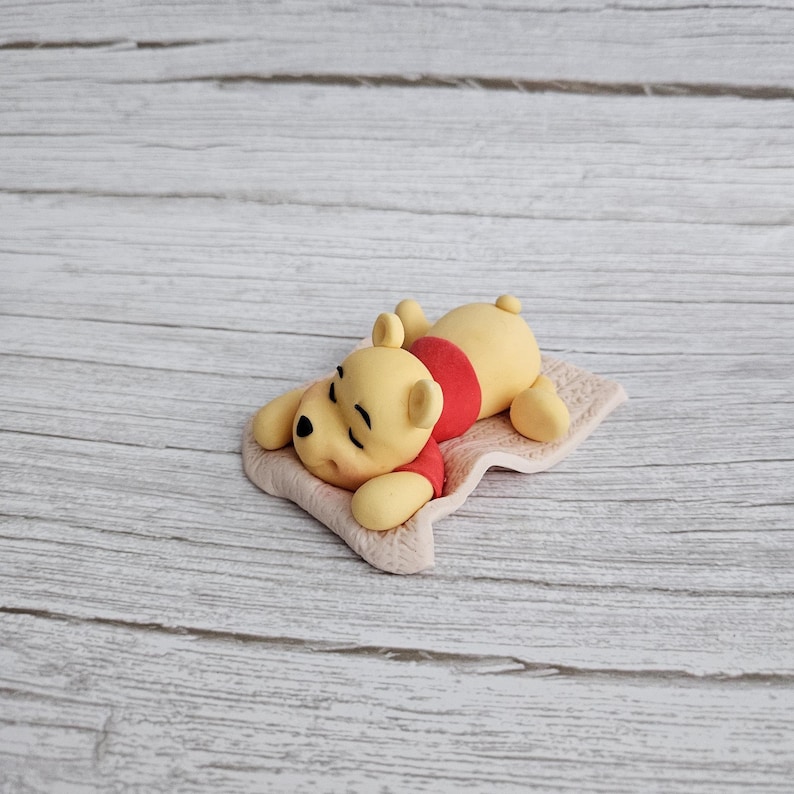 Lay Not Topper Winnie the Pooh Laying Down Fondant Topper, Edible Cake Topper ...
