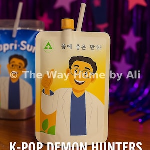Puede incluir: Una etiqueta de bolsa de jugo con una ilustración de dibujos animados de un médico, el texto "K-POP DEMON HUNTERS JUICE POUCH LABEL", y el texto "DIGITAL DOWNLOAD PARTY PRINTABLE FAN-INSPIRED BIRTHDAY DECOR". La bolsa tiene una tapa amarilla y una pajita blanca.