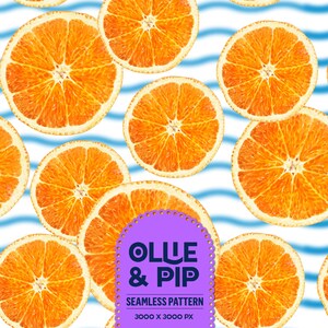 Könnte beinhalten: Ein nahtloses Muster mit leuchtend orangefarbenen Zitrusfrüchtescheiben vor einem Hintergrund aus horizontalen, wellenförmigen blauen Linien. Ein violettes, gewelltes Etikett im Vordergrund zeigt den Text OLLIE & PIP SEAMLESS PATTERN 3000 X 3000 PX.