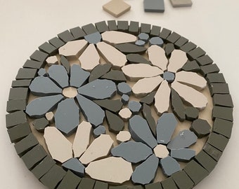 Make your own mosaic tile trivet,  perfect kitchen gift for Mother's Day