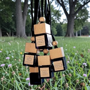 Puede incluir: Una taza de cerámica blanca con un asa negra y el texto "But First, Coffee" en un estilo manuscrito. La taza está sobre una superficie blanca. La taza mide 10 cm de alto.