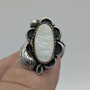 Vintage Unsigned Navajo Mother of Pearl Sterling Silver .925 Ring Size 6 1/4