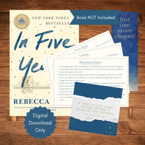 Op de afbeelding: Een digitale download voor een boekclub-discussiehandleiding voor het boek "In Five Years" van Rebecca Serle. De handleiding bevat discussievragen en een citaat uit het boek. De afbeelding is geplaatst tegen een achtergrond van houtnerf.