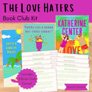 以下が含まれることがあります： 「The Love Haters」というタイトルのブッククラブキット。本の表紙、しおり、ディスカッションの質問が書かれたカードが含まれています。本の表紙にはビーチにいるカップルが描かれています。しおりには「Joy is a kind of magic」と書かれています。