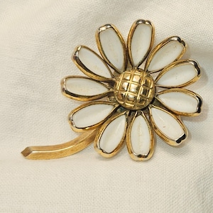 CROWN TRIFARI BROOCH