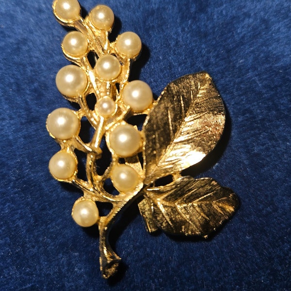 Beautiful Faux Pearl and Gold Vintage Brooch